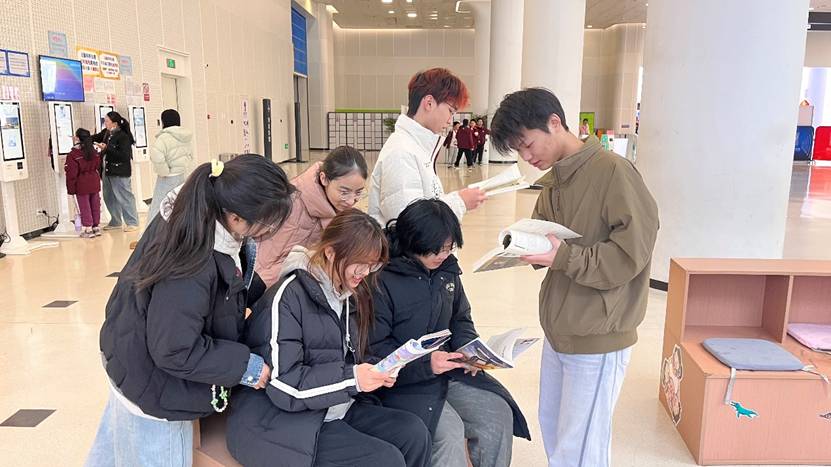 图片包含 人, 女人, 男人, 站 AI 生成的内容可能不正确。